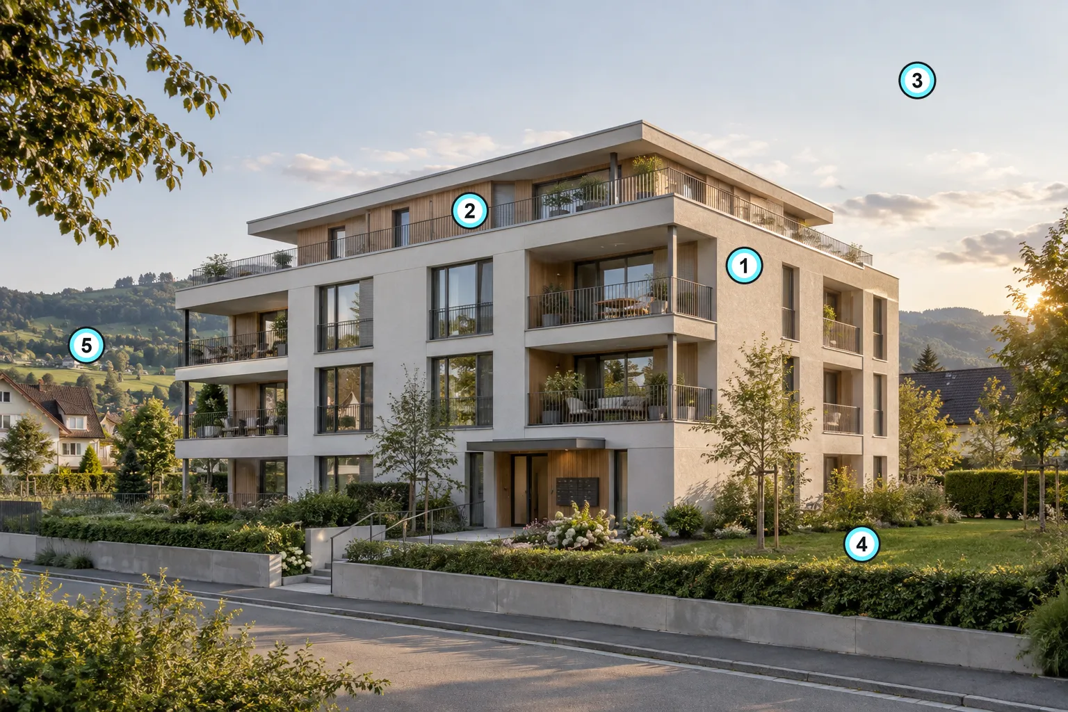 Dasselbe Ausgangsbild mit fünf nummerierten Markierungen in Türkis an den gesetzten Stellen: 1 rechte Fassade, 2 Attika-Terrasse, 3 Himmel oben rechts, 4 Rasen, 5 Hügel links