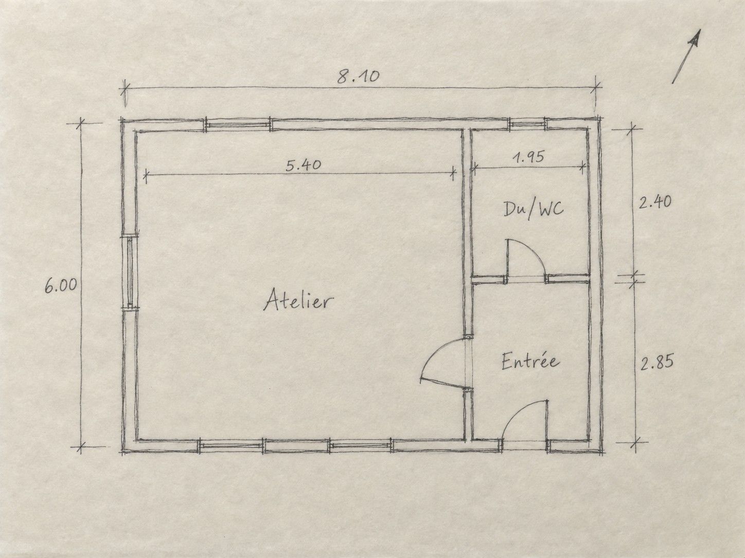 Mit KI erzeugte Testskizze, keine echte Handzeichnung: Bleistiftskizze eines kleinen Ateliers mit Du/WC und Entrée, bemasst mit 8.10, 6.00, 5.40, 1.95, 2.40 und 2.85